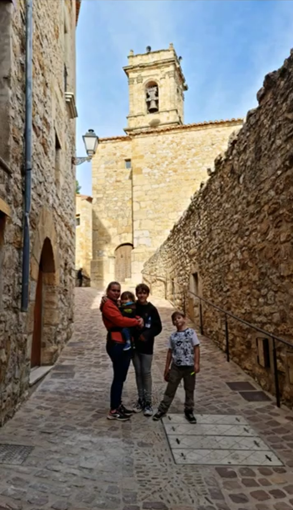 Paseo en familia por las calles de piedra de Culla, junto a la iglesia