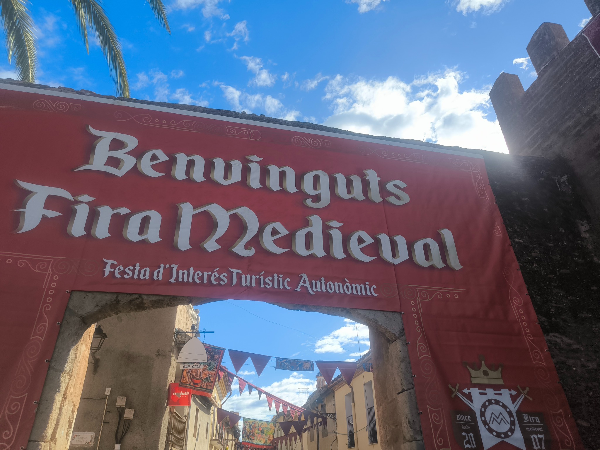 Entrada de la Feria Medieval de Mascarell con el cartel de bienvenida en 2025