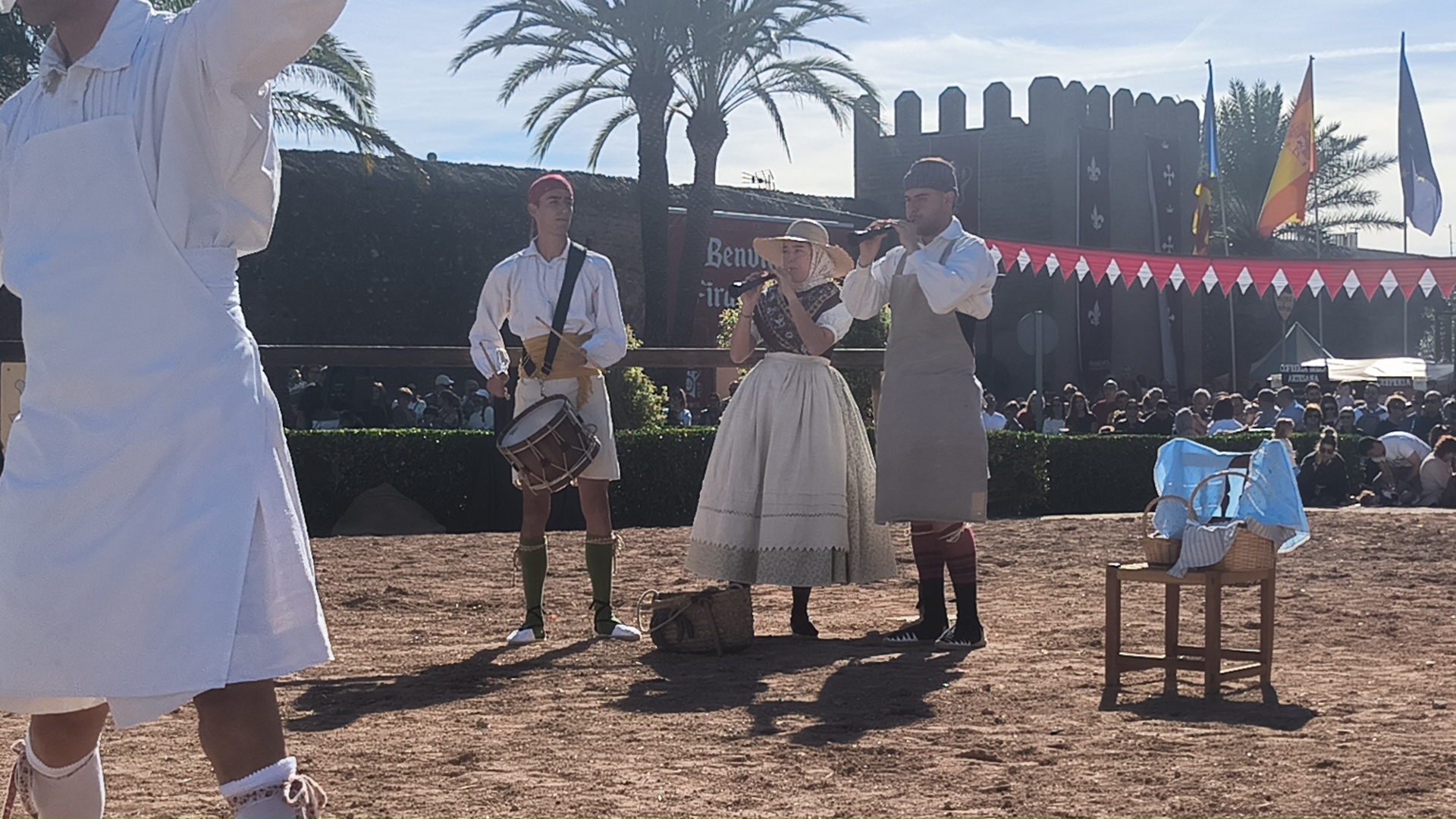 Actuación con músicos y personajes vestidos de época en Mascarell en 2025